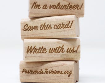 Mary aime les cartes postales Tampons en caoutchouc pour les campagnes de cartes postales GOTV « Gardez cette carte ! « Ecrivez avec nous ! « Je suis bénévole ! "postcardstovoters.org"
