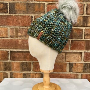 Luksusowa, zielona, prążkowana czapka z wełny merynosów – czapka Saratoga Beanie, ręcznie robiona na drutach z ręcznie farbowanej przędzy