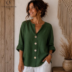 Blusa de algodão e linho com decote em V e botões, estilo túnica de verão.