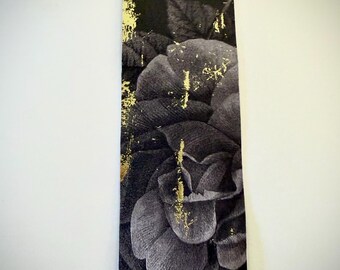 Vintage flower bookmark with gold leaf