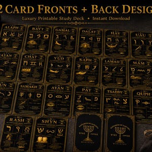 Peut inclure: Un ensemble de 22 cartes d'&eacute;tude imprimables noires et dor&eacute;es pr&eacute;sentant des caract&egrave;res de l'alphabet h&eacute;breu, des symboles et du texte descriptif. Les cartes sont dispos&eacute;es en grille, affichant des lettres comme Alaph, Bayt et Gamal.