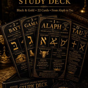 K&ouml;nnte beinhalten: Ein schwarz-goldenes Ancient Paleo Hebrew Study Deck mit 22 Karten von Alaph bis Tau. Die Karten zeigen hebr&auml;ische Buchstaben, Piktogramme, Zahlenwerte und Schrifttexte. Ein passender schwarzer Kordelzugbeutel und eine Box sind enthalten.