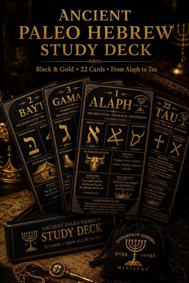 K&ouml;nnte beinhalten: Ein schwarz-goldenes Ancient Paleo Hebrew Study Deck mit 22 Karten von Alaph bis Tau. Die Karten zeigen hebr&auml;ische Buchstaben, Piktogramme, Zahlenwerte und Schrifttexte. Ein passender schwarzer Kordelzugbeutel und eine Box sind enthalten.