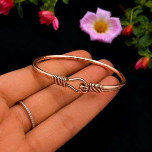 Pulsera rígida de cobre y oro rosa con cierre de gancho, pulsera minimalista de alambre abierto.