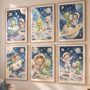 以下が含まれることがあります： 宇宙飛行士のキャラクターと緑色の宇宙人が宇宙で遊ぶ様子を描いた、水彩画風のイラストの額入りウォールアート6枚セット。月面で遊んだり、ロケットに乗ったり、アイスクリームを食べたり、星空に浮かんだりするシーンが描かれています。