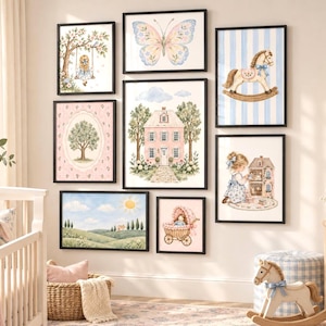 Könnte beinhalten: Eine Galeriewand mit acht gerahmten Aquarellbildern, die ein rosa Haus, einen Schmetterling, ein Schaukelpferd, einen Baum, eine Landschaft mit Sonne, ein Kind auf einer Schaukel, ein Kind mit Puppenhaus und einen Kinderwagen zeigen.