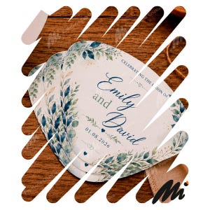 Puede incluir: Una tarjeta de programa de boda en forma de abanico con ilustraciones de hojas azules y verdes en acuarela. El texto dice: CELEBRATING THE UNION OF Emily and David 01.08.2026. El diseño incluye corazones y motas doradas sobre fondo crema.