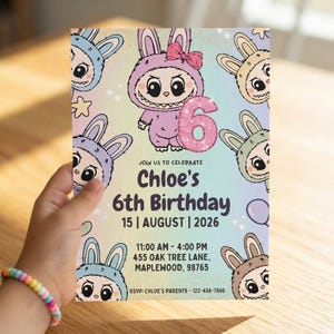 Peut inclure: Une carte d'invitation d'anniversaire rectangulaire avec un fond dégradé pastel et des personnages de dessin animé en costume de lapin. Le texte indique : Join us to celebrate Chloe's 6th Birthday, 15 August 2026, 11:00 AM - 4:00 PM, 455 Oak Tree Lane, Maplewood, 98765.