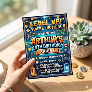 Peut inclure: Une carte d'invitation d'anniversaire rectangulaire sur le thème des jeux vidéo en pixels bleu foncé. Le texte indique : LEVEL UP! YOU'RE INVITED! TO CELEBRATE ARTHUR'S 10TH BIRTHDAY QUEST. Inclut la date, l'heure, le lieu et les détails RSVP.