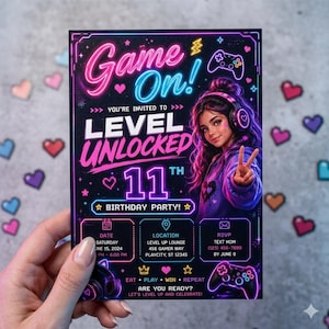 Peut inclure: Une invitation d'anniversaire rectangulaire sur fond noir avec du texte néon rose et bleu indiquant Game On! LEVEL UNLOCKED 11TH BIRTHDAY PARTY! Elle présente une fille portant un casque, des manettes de jeu et les détails de l'événement.