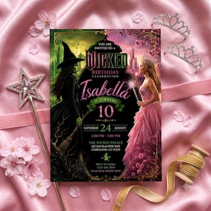 Peut inclure: Une carte d'invitation d'anniversaire rectangulaire montrant une sorcière à la peau verte en robe noire et une princesse en robe rose. Le texte indique : You are invited to a Wicked Birthday Celebration, Isabella is turning 10, Saturday 24 August.
