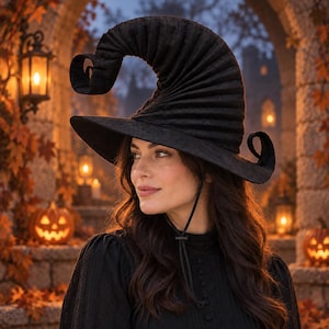 Peut inclure: Un chapeau de sorcière noir avec une couronne haute, plissée et courbée, doté d'un large bord et d'une fine mentonnière noire avec un cordon de serrage réglable. Le chapeau est en tissu texturé et porté sur un vêtement noir à manches longues.