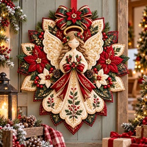 Pode incluir: Uma tapeçaria de tecido acolchoado com uma figura central de anjo com cabelo trançado e uma auréola dourada. O anjo é cercado por pétalas de poinsétia em camadas nas cores vermelho, creme e verde, acentuadas com bagas vermelhas, pinhas e um grande laço vermelho.