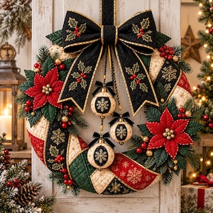 Può includere: Una ghirlanda natalizia trapuntata con un grande fiocco nero ricamato con agrifoglio dorato, fiori di stella di Natale rossi, aghi di pino verdi e tre ornamenti pendenti decorati con motivi a fiocco di neve neri e oro su fondo crema.