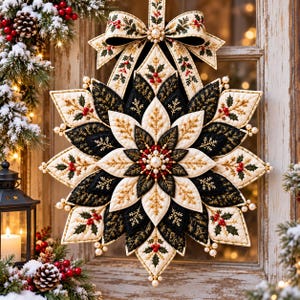 Puede incluir: Un adorno de tela acolchada con forma de gran estrella o flor, con pétalos alternos en negro y crema bordados en oro, detalles de bayas rojas y pequeñas perlas blancas. Está rematado con un lazo de tela a juego.