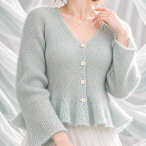 Patron PDF de tricot pour un cardigan à volants menthe | Veste femme col V à ourlet volanté | Pull péplum en mohair | Cardigan raglan tricoté du haut vers le bas, tailles S à 3XL