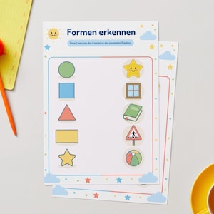 Könnte beinhalten: Ein weißes Lernarbeitsblatt mit dem Titel Formen erkennen und einer Zuordnungsaufgabe. Die linke Spalte zeigt einen grünen Kreis, ein blaues Quadrat, ein orangefarbenes Dreieck, ein gelbes Rechteck und einen gelben Stern. Rechts sind passende Objekte.