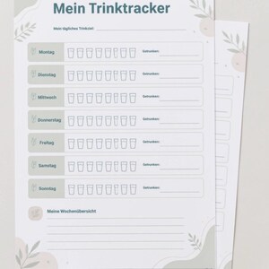 Könnte beinhalten: Ein weißes Trinktracker-Blatt aus Papier mit der Überschrift Mein Trinktracker, das tägliche Zeilen von Montag bis Sonntag enthält, jeweils mit acht Glas-Symbolen zur Markierung der Wasseraufnahme, sowie einen Bereich für eine Wochenübersicht, verziert mit zarten grünen Blattillustrationen.