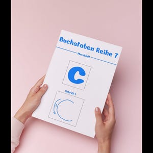 Könnte beinhalten: Ein weißes Arbeitsblatt mit der Überschrift "Buchstaben Reihe 7", das einen großen blauen Buchstaben C in einem quadratischen Kasten zeigt, sowie einen "Schritt 1"-Bereich darunter mit einer blauen Umrisszeichnung des Buchstabens C und einem Richtungspfeil.