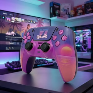 Puede incluir: Un mando de videojuegos inalámbrico con un degradado de color púrpura y rosa y un gráfico de puesta de sol en la empuñadura derecha. El panel táctil central muestra el texto VI y Vice City en una fuente estilizada, con joysticks negros.