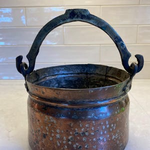 Olla de cobre hecha a mano del siglo XVIII