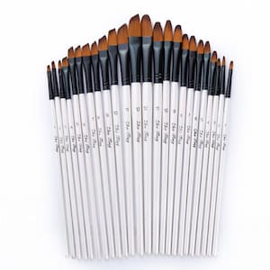 Puede incluir: Un juego de veinticuatro pinceles con mangos de madera blanca, virolas de metal negro y cerdas sintéticas marrones. Cada mango tiene impreso el nombre de la marca Zhu Ting y un número de tamaño específico del uno al doce.