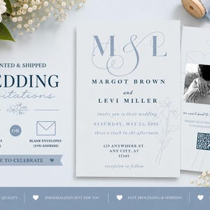 Könnte beinhalten: Ein hellblaues Hochzeitseinladungsset mit den Namen Margot Brown und Levi Miller, dem Datum 23. Mai 2026 und einem schwarz-weißen Foto eines Paares. Das Set enthält einen QR-Code, florale Linienzeichnungen und eine elegante Typografie.