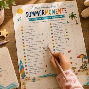 Könnte beinhalten: Eine weiße Papier-Checkliste mit dem Titel Mein Ankerplatz Mini SOMMERMOMENTE mit 30 nummerierten Sommer-Aktivitätsideen, bunten Illustrationen von Sonne, Palme und Strandstuhl sowie einer Hand, die einen Punkt mit einem Stift abhakt.
