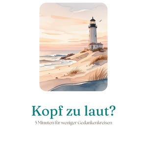 Könnte beinhalten: Ein Mini-Workbook mit dem Titel MEIN ANKERPLATZ, Kopf zu laut? 5 Minuten für weniger Gedankenkreisen, das eine Aquarellillustration eines Leuchtturms an einem Sandstrand bei Sonnenuntergang in sanften Rosa-, Blau- und Beigetönen zeigt.