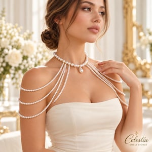 Puede incluir: Un collar de cuerpo de perlas de múltiples hilos con un diseño tipo gargantilla y un colgante central de perla en forma de lágrima. El diseño incluye delicados hilos de perlas que caen sobre los hombros y la parte superior del pecho. El logotipo Celestia Jewels Stones es visible en la esquina inferior derecha.