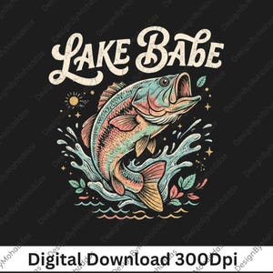 Può includere: Un'illustrazione grafica su sfondo nero che raffigura un pesce che salta circondato da spruzzi d'acqua, piccole foglie e stelle. Sopra il pesce, il testo recita LAKE BABE in un carattere bianco stilizzato e dall'aspetto vissuto. Il pesce è colorato in tonalità verde acqua, rosa e arancione.