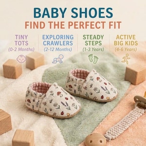Puede incluir: Un par de zapatos para bebé de color crema con un estampado de setas, flores y mariquitas. Los zapatos tienen un forro interior a cuadros rosas y blancos. Arriba, el texto dice: BABY SHOES FIND THE PERFECT FIT, TINY TOTS (0-2 Months), EXPLORING CRAWLERS (2-12 Months), STEADY STEPS (1-3 Years), ACTIVE BIG KIDS (4-6 Years).