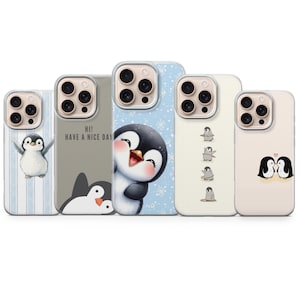 Könnte beinhalten: Fünf Smartphone-Hüllen mit Pinguin-Illustrationen. Die erste zeigt einen Pinguin auf blauen Streifen, die zweite trägt die Aufschrift HI! HAVE A NICE DAY, die dritte einen großen Pinguin vor Schneeflocken, die vierte vier kleine Pinguine und die fünfte zwei sich küssende Pinguine.