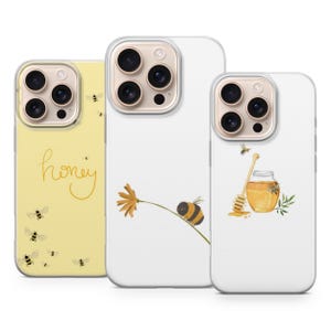 Könnte beinhalten: Drei Smartphone-Hüllen mit Bienenmotiven. Die linke Hülle ist gelb mit dem Wort honey und kleinen Bienen. Die mittlere Hülle ist weiß mit einer Biene auf einer Blume. Die rechte Hülle zeigt ein Honigglas mit Honiglöffel und kleinen Bienen.