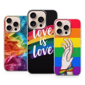 Puede incluir: Tres fundas para smartphone con diseños de temática pride. La funda de la izquierda tiene un patrón de tela arcoíris arrugada. La central es negra con una pincelada arcoíris y el texto blanco love is love. La derecha muestra dos manos.