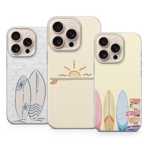 Op de afbeelding: Drie smartphonehoesjes met strandthema's. Het linkerhoesje heeft blauwe golfpatronen en twee surfplanken. Het middelste hoesje is crèmekleurig met een eenvoudige lijntekening van een zon en surfplank. Het rechterhoesje toont drie surfplanken.