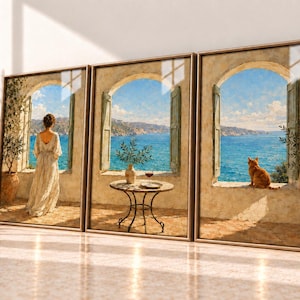 Könnte beinhalten: Ein Triptychon aus gerahmten Kunstdrucken, das eine mediterrane Küstenszene darstellt. Das linke Bild zeigt eine Person in einem langen Kleid an einem Bogenfenster. Das mittlere Bild zeigt einen kleinen runden Tisch mit einem Weinglas. Das rechte Bild zeigt eine orangefarbene Katze auf einem steinernen Fensterbrett mit Blick auf das blaue Meer.