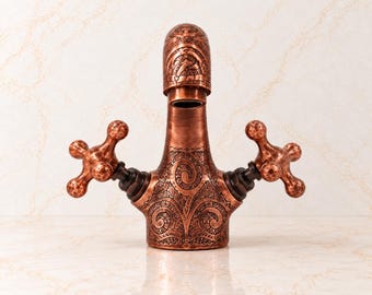 Grifo de lavabo de cobre grabado a mano, grifo de tocador con manija en cruz, mezclador de lavabo de agua fría y caliente, decoración de baño rústica vintage marroquí hecha a mano.
