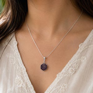 Collier en corindon rubis naturel AAA+, pendentif bohème fait main en pierre précieuse.