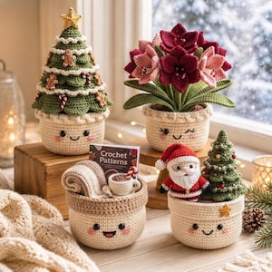 Può includere: Una collezione di oggetti all'uncinetto tra cui un albero di Natale, un'amarillide in vaso, un cestino con un libro intitolato Crochet Patterns e una tazza, e una statuetta di Babbo Natale accanto a un piccolo albero, in vasi color crema.