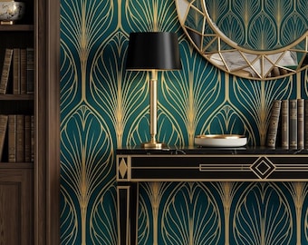 Può includere: Una carta da parati verde ottanio scuro con un motivo a foglie dorate ripetuto, una lampada da tavolo nera con base dorata, uno specchio rotondo con cornice dorata, una console nera con finiture dorate e una libreria in legno con libri.