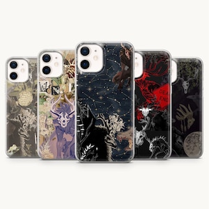 Peut inclure: Cinq coques de smartphone transparentes alignées, chacune présentant des motifs sombres et illustrés. Les graphismes incluent des têtes de cerf squelettiques, des motifs d'étoiles célestes, des forêts et un panneau rouge avec le texte DEAD END.
