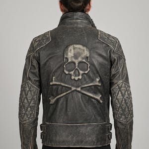 Verontrust zwart leren bikerjack heren, jack met gekruiste knekels op de rug, vintage rijderjas