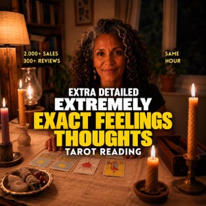 Può includere: Un servizio di lettura dei tarocchi con quattro carte disposte su un tavolo, candele di cera d'api accese e un mazzetto di salvia. Testo: 2.000+ SALES, 300+ REVIEWS, SAME HOUR, EXTRA DETAILED, EXTREMELY EXACT FEELINGS THOUGHTS, TAROT READING.