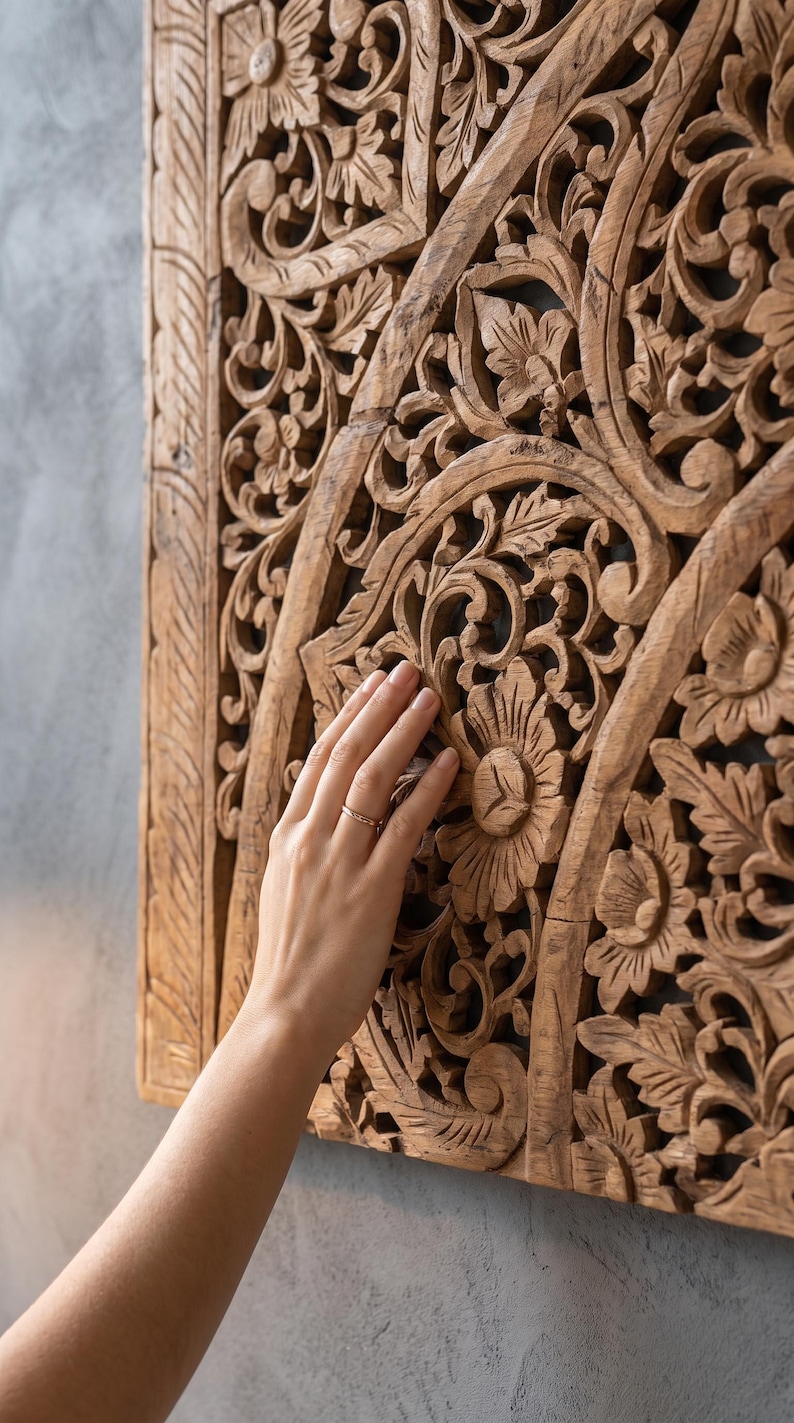 K&ouml;nnte beinhalten: Ein rechteckiges Wandpaneel aus Holz mit aufwendigen, handgeschnitzten Blumen- und Blattmustern. Das naturfarbene, hellbraune Holz zeigt ein detailliertes Reliefdesign mit symmetrischen Motiven und einer durchgehend strukturierten Oberfl&auml;che.