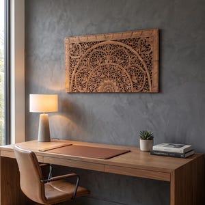 K&ouml;nnte beinhalten: Ein rechteckiges Wandpaneel aus Holz mit aufwendigen, handgeschnitzten Blumen- und Geometriemustern. Das St&uuml;ck aus naturfarbenem braunem Holz zeigt ein symmetrisches Halbkreisdesign mit detaillierten Blattmotiven und ist horizontal montiert.