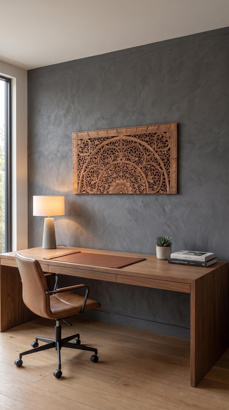 K&ouml;nnte beinhalten: Ein rechteckiges Wandpaneel aus Holz mit aufwendigen, handgeschnitzten Blumen- und Geometriemustern. Das St&uuml;ck aus naturfarbenem braunem Holz zeigt ein symmetrisches Halbkreisdesign mit detaillierten Blattmotiven und ist horizontal montiert.