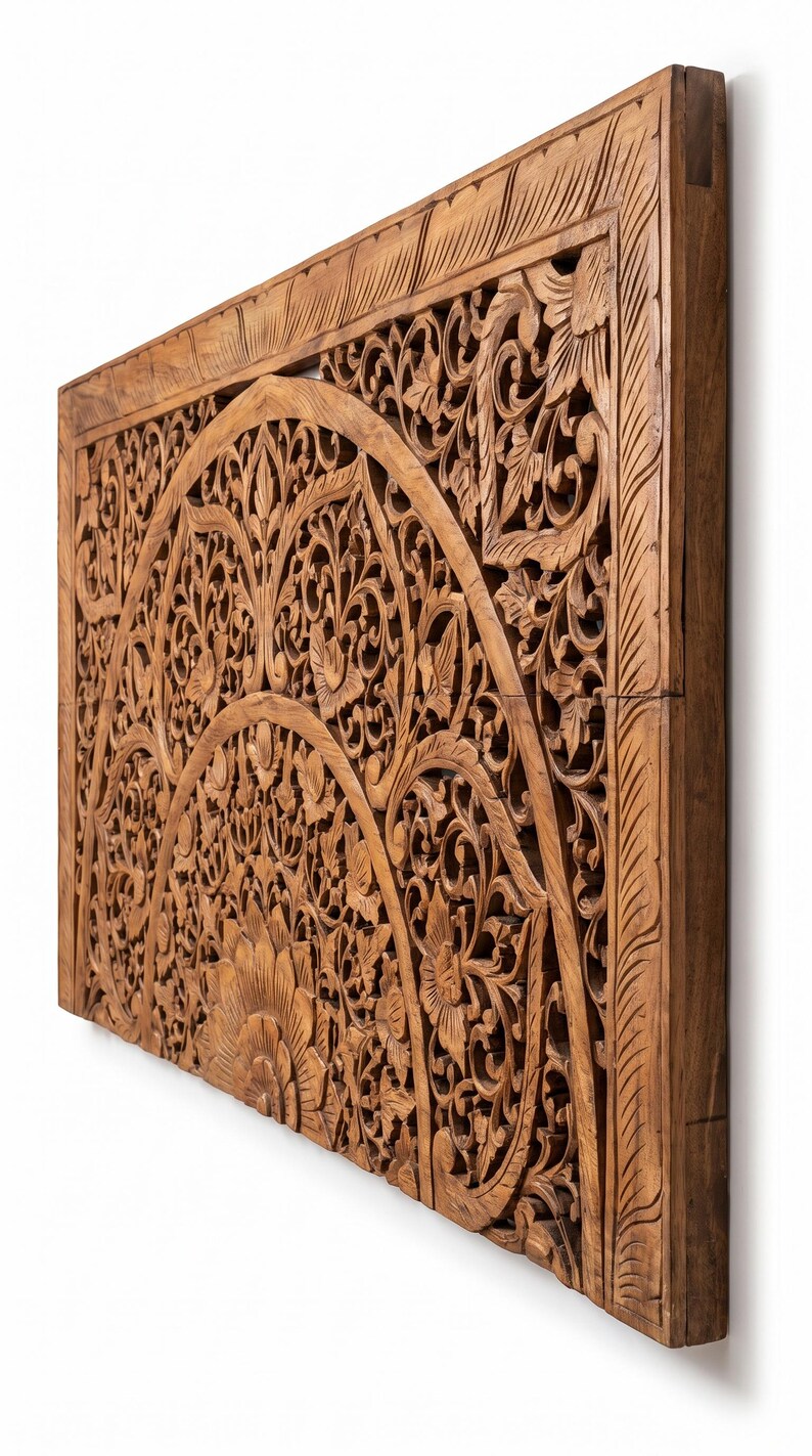 K&ouml;nnte beinhalten: Ein rechteckiges Wandpaneel aus Holz mit aufwendigen, handgeschnitzten Blumen- und Rankenmotiven. Das Design umfasst ein zentrales halbkreisf&ouml;rmiges Bogenmuster mit detaillierten Bl&uuml;tenbl&auml;ttern und Bl&auml;ttern, umrahmt von einer Kante mit linearen Schnitzereien.