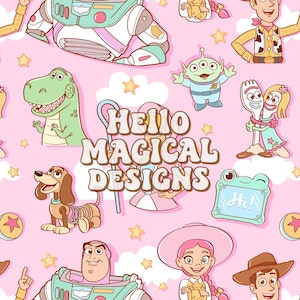 Op de afbeelding: Een lichtroze stof met een patroon van stripfiguren, waaronder een groene dinosaurus, een space ranger, een cowboy, een drieogig buitenaards wezen, een veerhond en een vorkfiguur. De tekst HELLO MAGICAL DESIGNS staat in het midden.