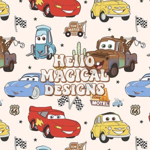 Puede incluir: Un patrón repetitivo con coches de dibujos animados, grúas y banderas a cuadros sobre un fondo claro. El texto HELLO MAGICAL DESIGNS está centrado en el medio. Otros elementos incluyen señales de la Ruta 66, cactus y estrellas.